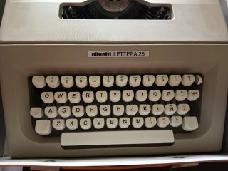 Máquina de escribir Olivetti Lettera 25 y maletín