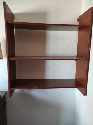 Estantería de madera marrón