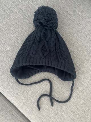 Gorro de bebé tejido con pompón