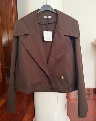 Trench corto marrón