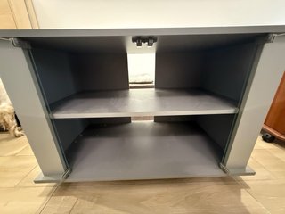 Mesa de salón con puertas de cristal