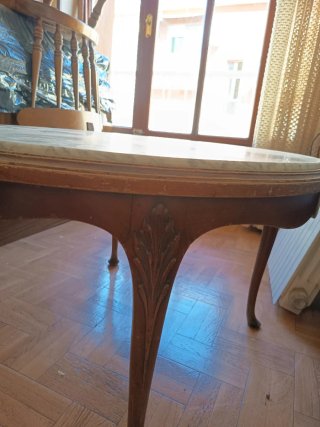 Mesa redonda de madera y mármol