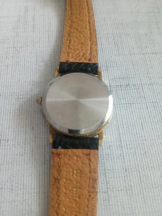 Reloj Novestel Negro y Dorado