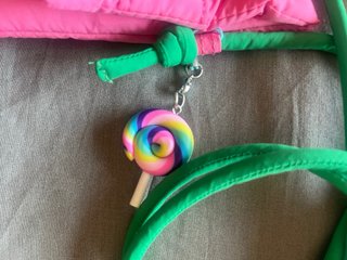 Mini bolso rosa con cordón verde
