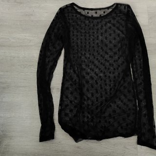 Blusa negra de manga larga con lunares