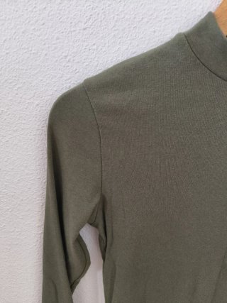 Camiseta manga larga Bershka Talla M verde oliva