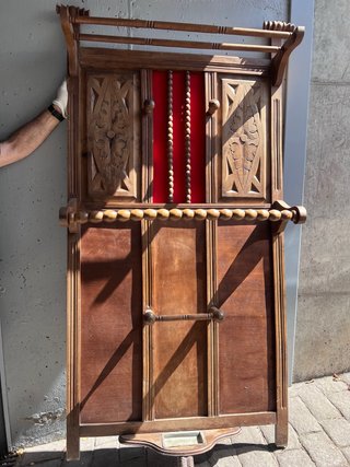 Perchero antiguo de madera tallada hecho a mano.