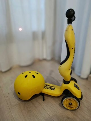 Patinete Scoot & Ride con Casco Amarillo
