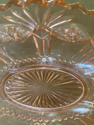 Elegante centrotavola vintage in vetro rosa