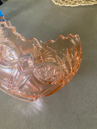 Elegante centrotavola vintage in vetro rosa