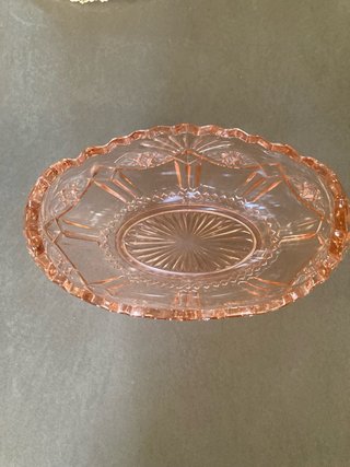 Elegante centrotavola vintage in vetro rosa