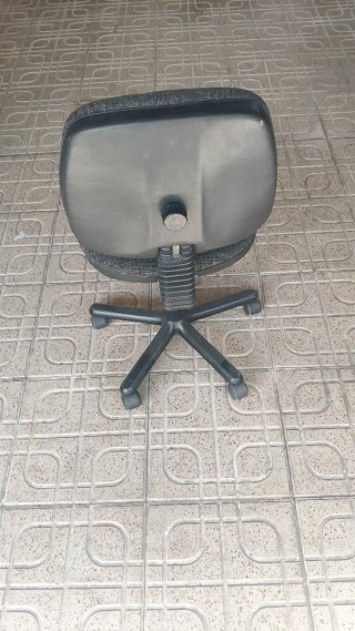 Silla de oficina gris y negra