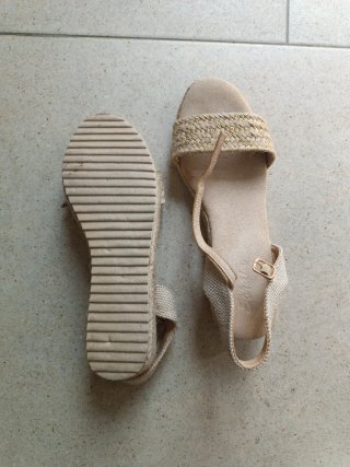 Sandalias cuña beige y doradas talla 40