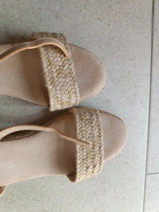 Sandalias cuña beige y doradas talla 40