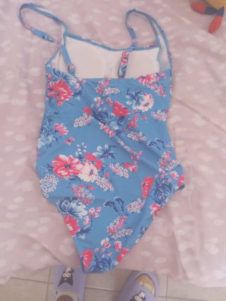 Bañador azul con flores rosas