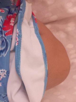 Bañador azul con flores rosas