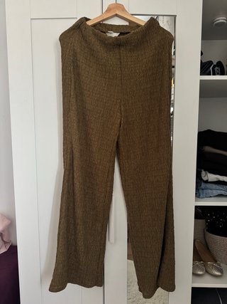Top verde con cuello alto y hombros descubiertos