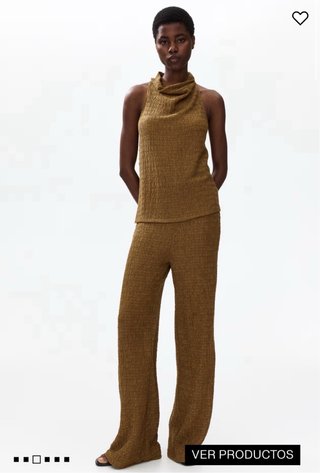 Top verde con cuello alto y hombros descubiertos