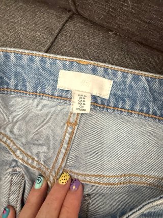 Pantalones vaqueros con adornos de botones