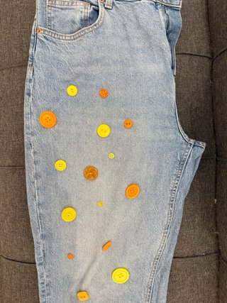 Pantalones vaqueros con adornos de botones