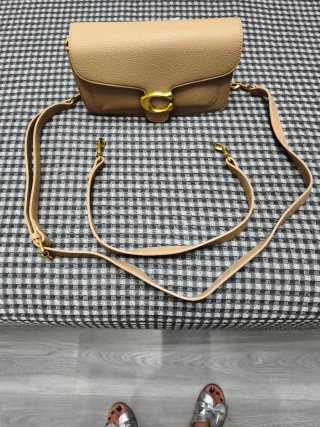 Bolso beige con detalle dorado