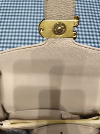 Bolso beige con detalle dorado