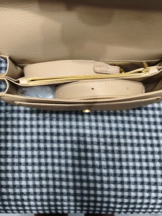 Bolso beige con detalle dorado