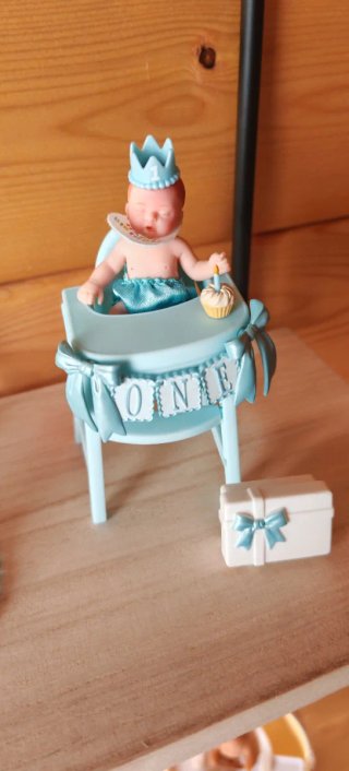 Mini bebé Zuru con corona y pastel