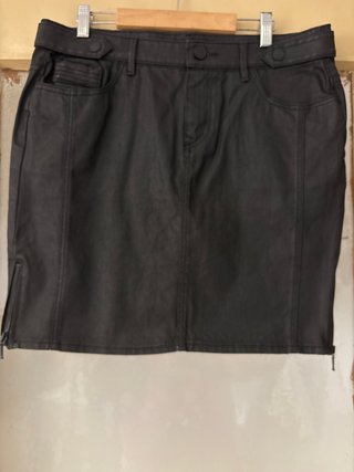 Falda Zara negra por encima de la rodilla