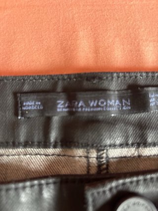 Falda Zara negra por encima de la rodilla