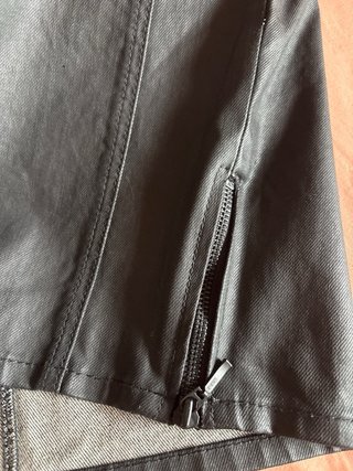 Falda Zara negra por encima de la rodilla