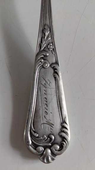 Cucchiaio d'argento inciso
