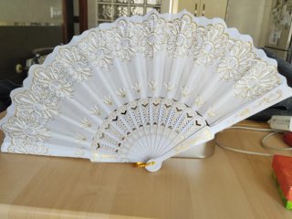 Abanico blanco con detalles dorados