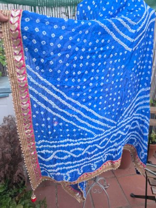 Pañuelo indio azul con detalles dorados
