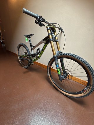 Bicicleta YT Tues 2.0 DH