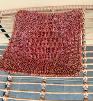 Cesta de mimbre marrón cuadrada