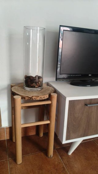 Taburete de madera con tapa de tronco
