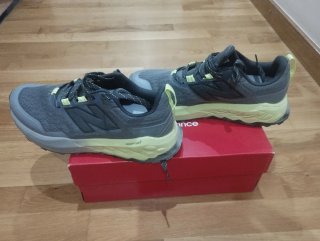 Zapatillas New Balance Trail Grises y Amarillas