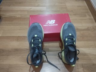 Zapatillas New Balance Trail Grises y Amarillas