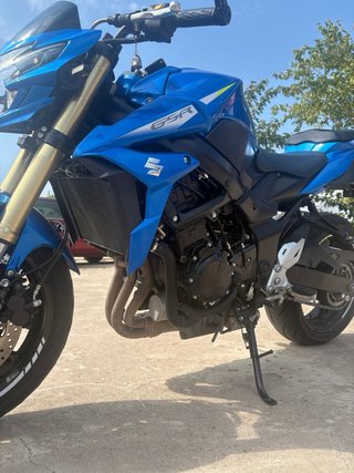 Suzuki GSR 750 Azul
