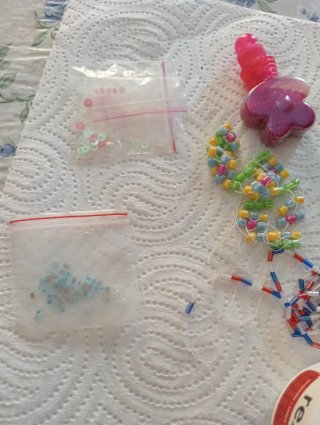 Perline, perle e paillettes multicolore