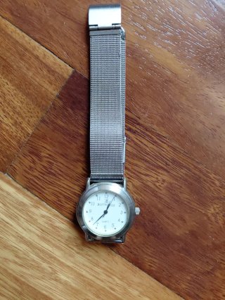 Reloj de pulsera plateado