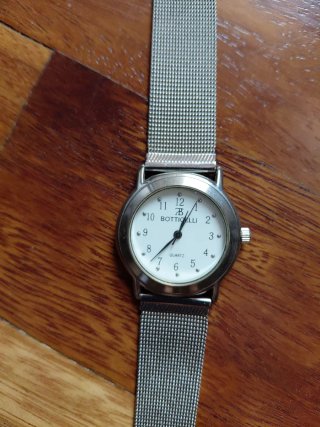 Reloj de pulsera plateado