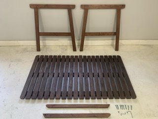 Mesa de madera tratada para exterior