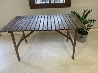 Mesa de madera tratada para exterior