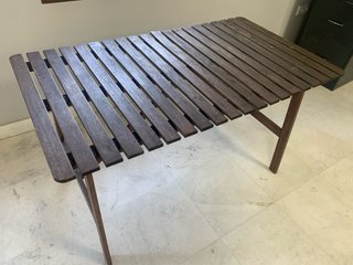 Mesa de madera tratada para exterior