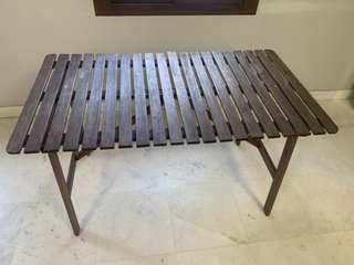 Mesa de madera tratada para exterior