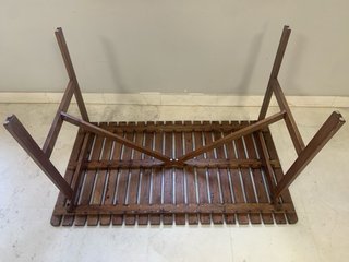Mesa de madera tratada para exterior