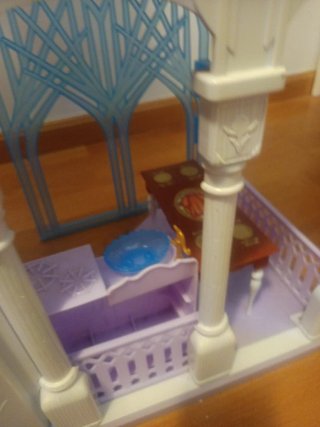 Castillo de Frozen con muñecos