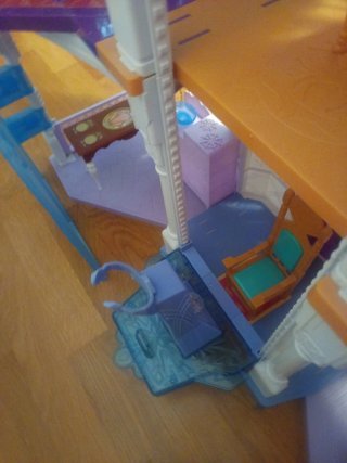 Castillo de Frozen con muñecos